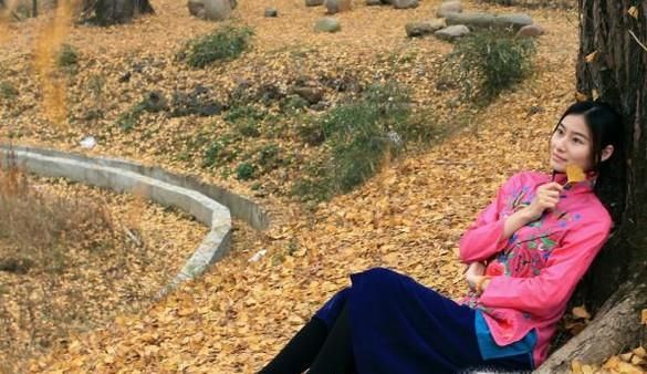 如何拍银杏树下的人物