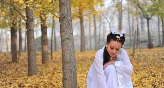 如何拍银杏树下的人物