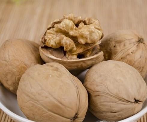 如何将核桃快速剥开