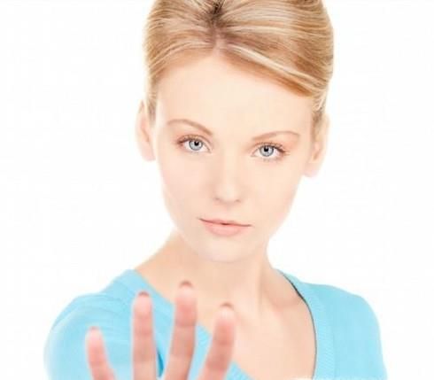 当陌生人给你饮料和水时你应该怎么做