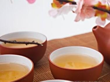 当陌生人给你饮料和水时你应该怎么做