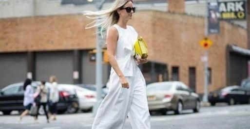 女生穿连体裤怎么上厕所？要整个脱掉吗？