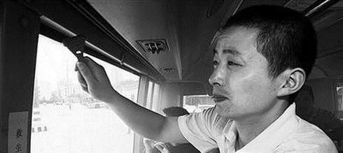 怎样正确使用安全锤逃生？