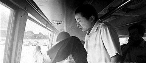 怎样正确使用安全锤逃生？