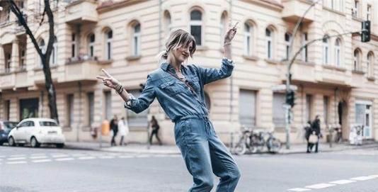 女生穿连体裤怎么上厕所？要整个脱掉吗？