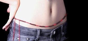 经常看到有些女生腰间会系一条红绳，这是为什么？