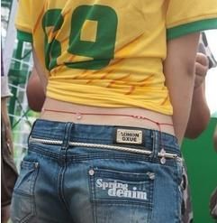 经常看到有些女生腰间会系一条红绳,这是为什么?