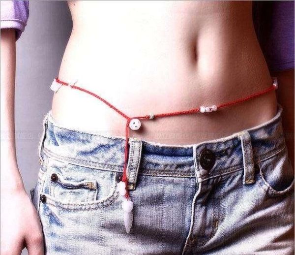 经常看到有些女生腰间会系一条红绳,这是为什么?