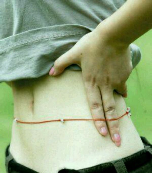 经常看到有些女生腰间会系一条红绳,这是为什么?