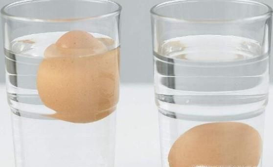 怎样让鸡蛋在水里浮起来