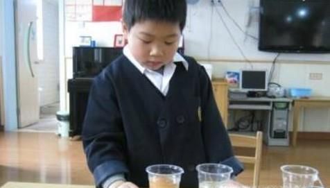 怎样让鸡蛋在水里浮起来