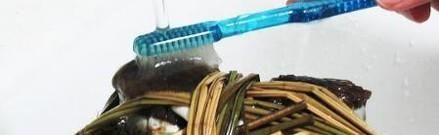 怎样清洗大闸蟹才干净？