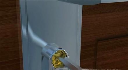没带钥匙房门反锁怎么办
