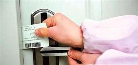 没带钥匙房门反锁怎么办