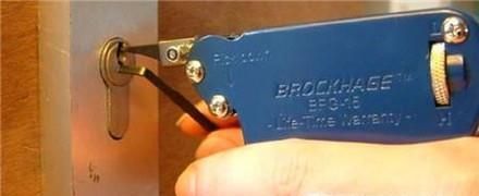 没带钥匙房门反锁怎么办