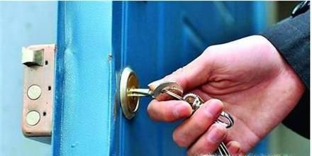 没带钥匙房门反锁怎么办