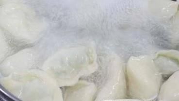 冷冻饺子是冷水下锅煮好？还是热水煮好？