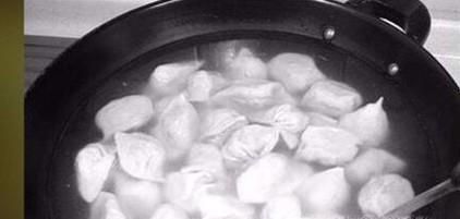 冷冻饺子是冷水下锅煮好？还是热水煮好？