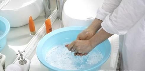 怎样洗干净一件白衬衫？