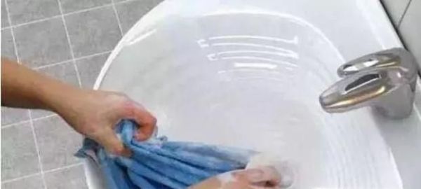 内裤上弄上姨妈血怎么洗干净