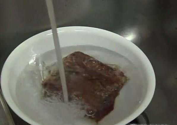 怎样可以将快速将冰冻的肉解冻呢？