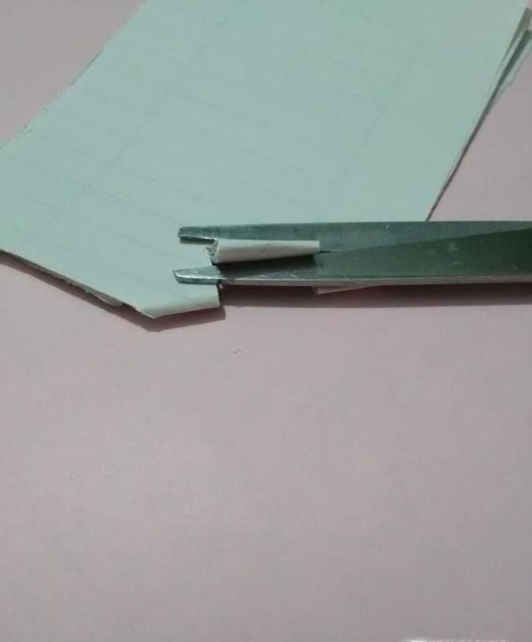 没有订书机,如何快速将纸张订起来呢?