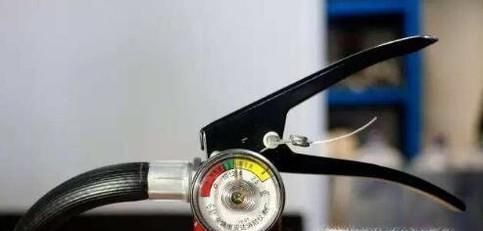 如何辨认灭火器的压力表？