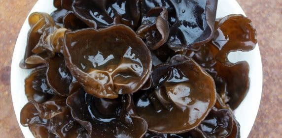 木耳不能和什么一起吃，禁忌有那些？