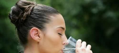 喝水真的可以减肥吗，正确的喝水方法和时间介绍