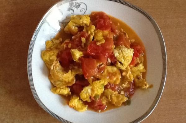 西红柿炒鸡蛋不能加土豆，容易导致我们消化不良