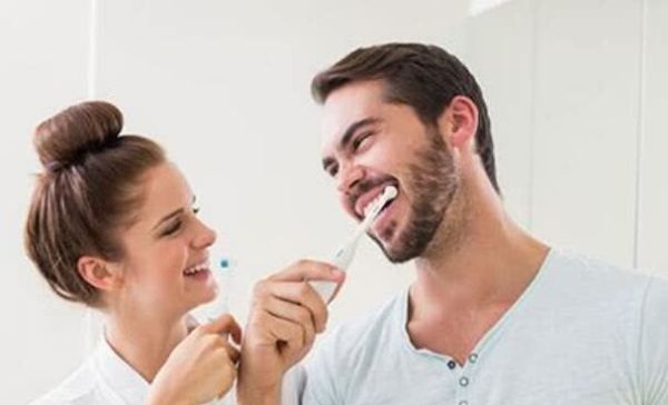 引起口臭的原因有哪些，怎样来消除？