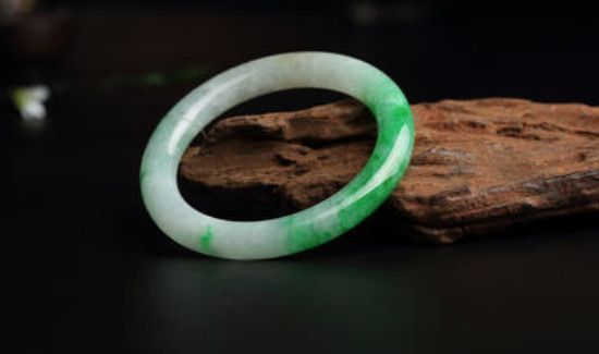 翡翠会越戴越绿吗?