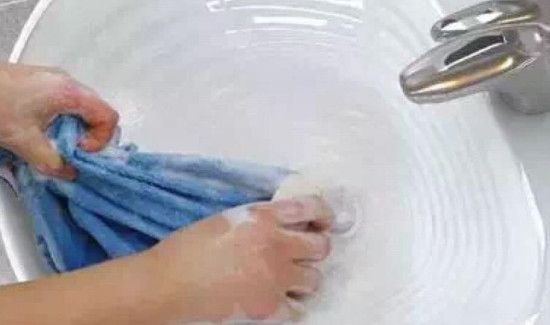 红酒汁粘在衣服上怎么洗干净