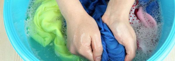 红酒汁粘在衣服上怎么洗干净