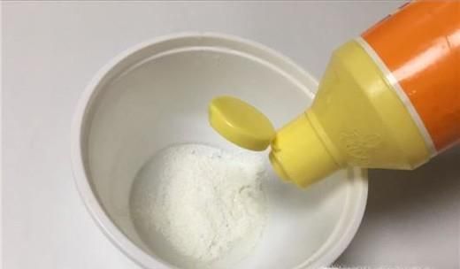 白色的衣服染上别的色用啥洗掉？去污渍的方法