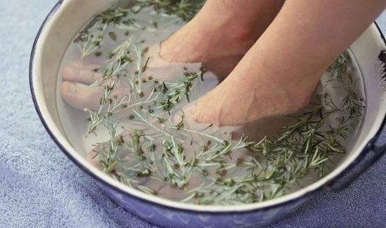 经期可以艾叶水泡脚吗