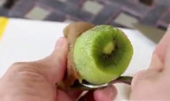 如何剥猕猴桃的皮