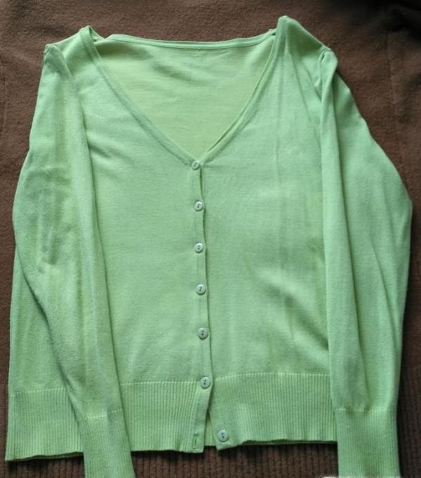 怎样挂毛衣不变形肩部不起角的方法