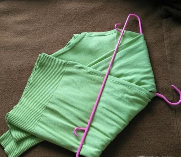 怎样挂毛衣不变形肩部不起角的方法