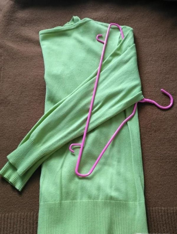 怎样挂毛衣不变形肩部不起角的方法