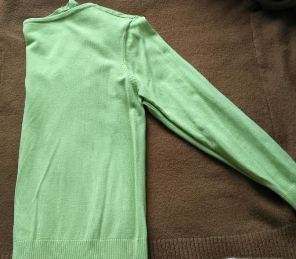 怎样挂毛衣不变形肩部不起角的方法