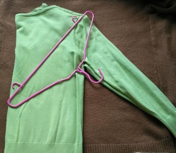 怎样挂毛衣不变形肩部不起角的方法