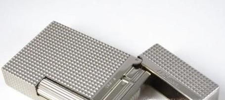 教你如何迅速的取下衣服上的磁力扣