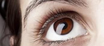 如何戴隐形眼镜？