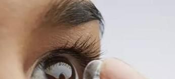 如何戴隐形眼镜？