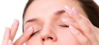 如何戴隐形眼镜？