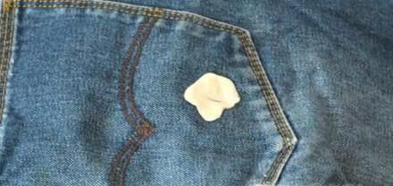 如何去除衣服上的口香糖？