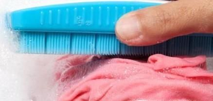 如何去除衣服上的口香糖？