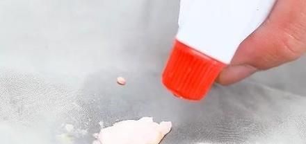 如何去除衣服上的口香糖？