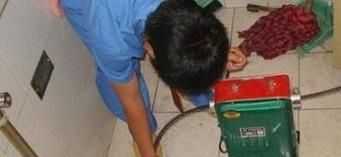 家里厕所堵了怎么办？